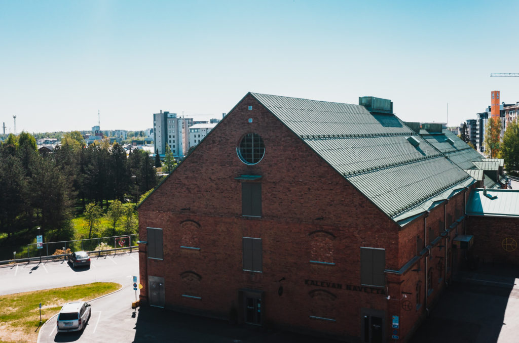 Kalevan Navetan päätyseinä ja lähellä katonharjaa oleva pyöreä ikkuna.