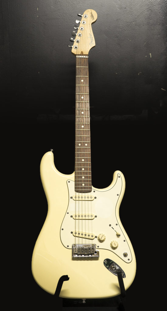 Valkoinen Fender Stratocaster sähkökitara