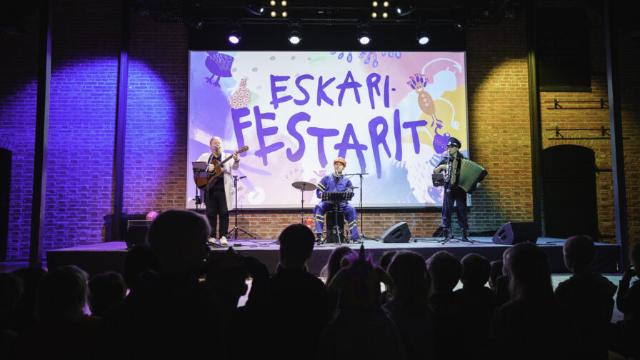 Kuvassa orkesteri soittaa esiintymislavalla.
