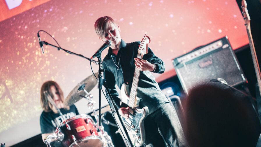 Kuvassa soittajat esiintyvät lavalla.