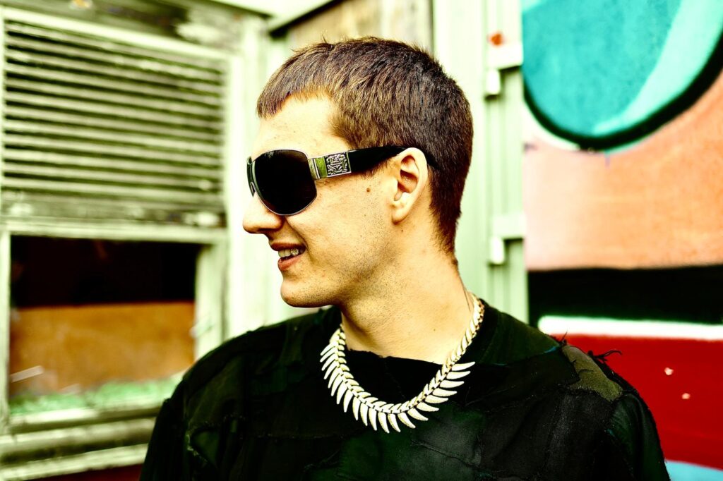 Rap-artisti Joacimin kuva, jossa hänellä aurinkolasit päässä.